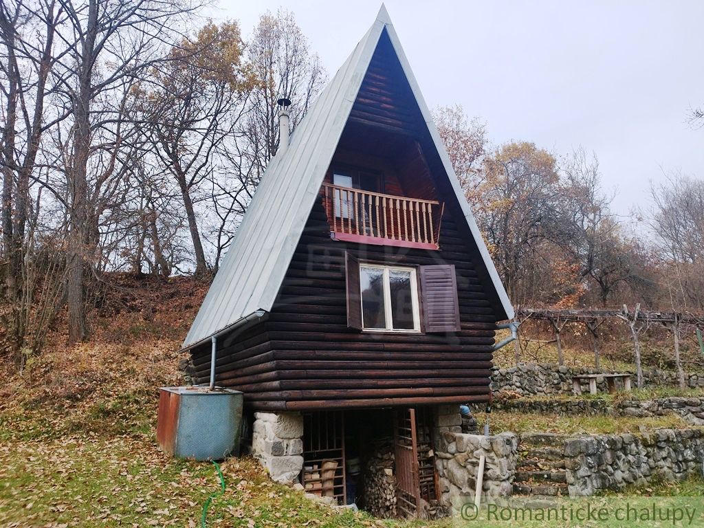 Krásna drevenica v lone Štiavnických vrchov, v obklopení p