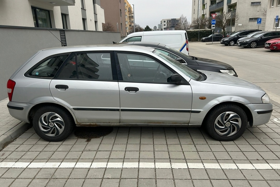 Mazda 323F za cenu pneumatik