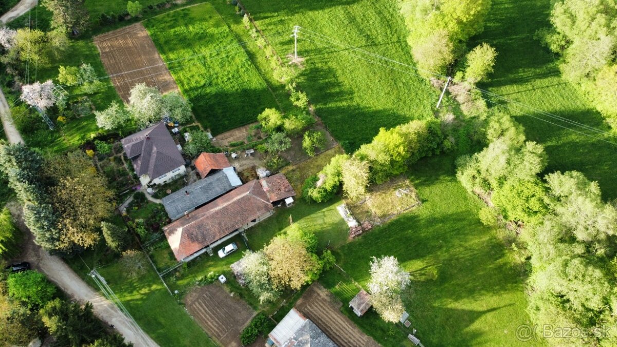 VEĽKORYSÝ POZEMOK S RODINNÝM DOMOM - NEMEČKY