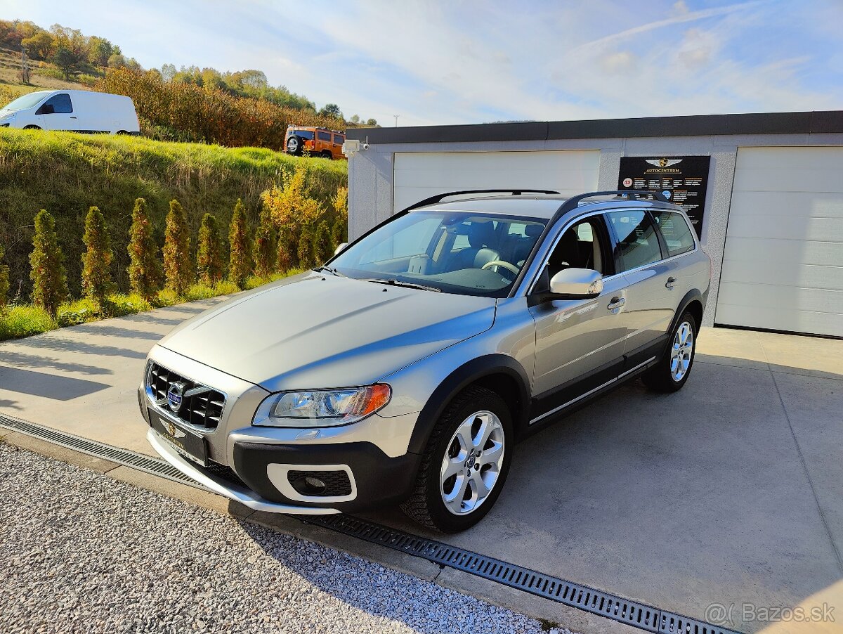 Volvo XC70 XC 70 D4 AWD Summum Geartronic - REZERVOVANÉ