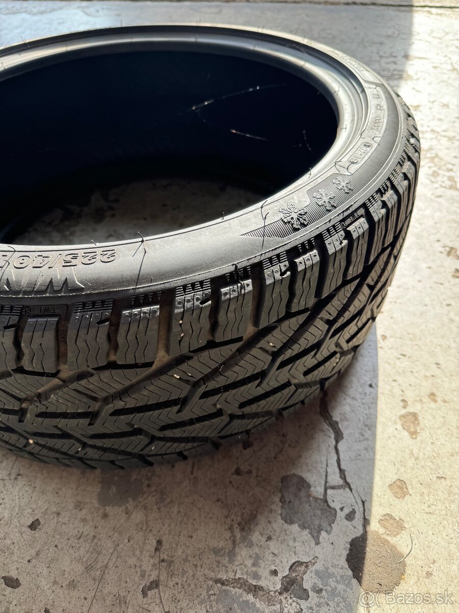 Pneu 225/40R18 92V