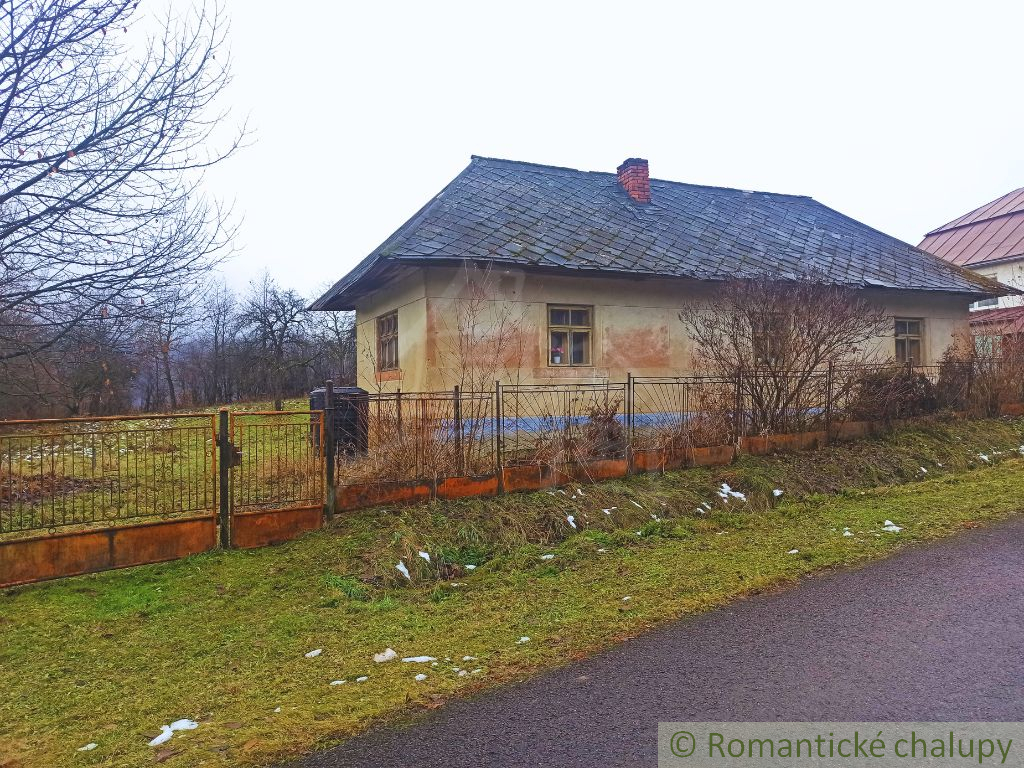 Vidiecký dom / chalúpka s veľkým 25- árovým pozemkom