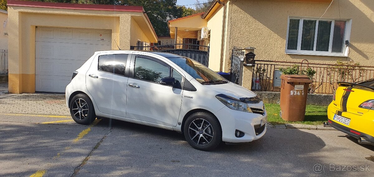 Yaris toyota 1,33 73kw 99ps biela zachovale auto