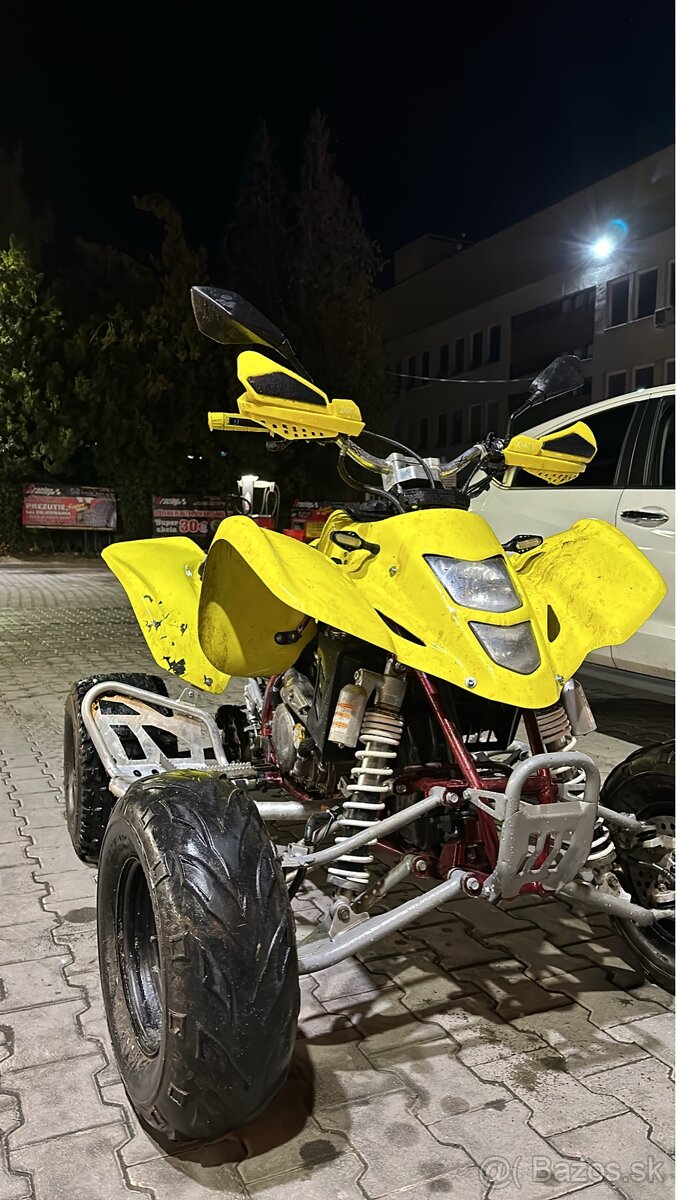 Suzuki LTZ400 na bielych značkách