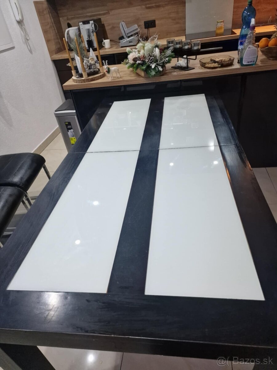 Jedálenský stôl 180cm x 90cm ,  rozťahovací na 230cm.