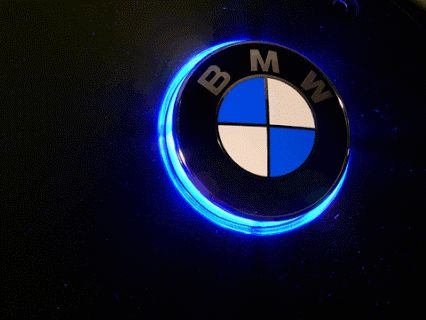 Svietiaci znak na BMW - modrý alebo biely