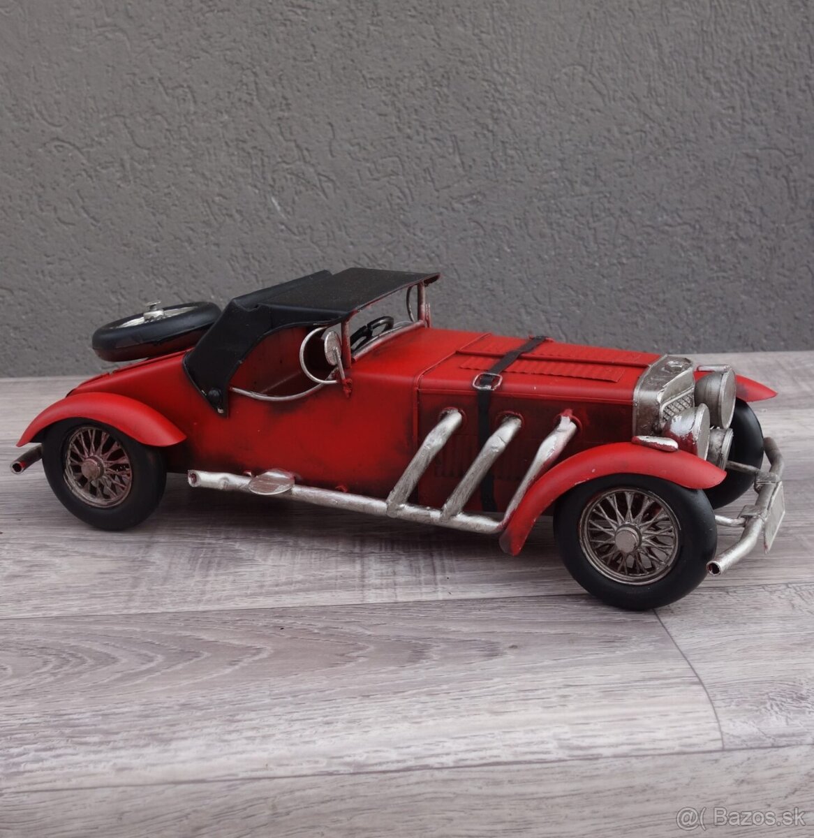 Retro model – auto červené.