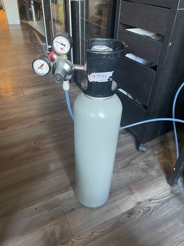 Predám CO2 bombu 6kg aj ventilom na pivo