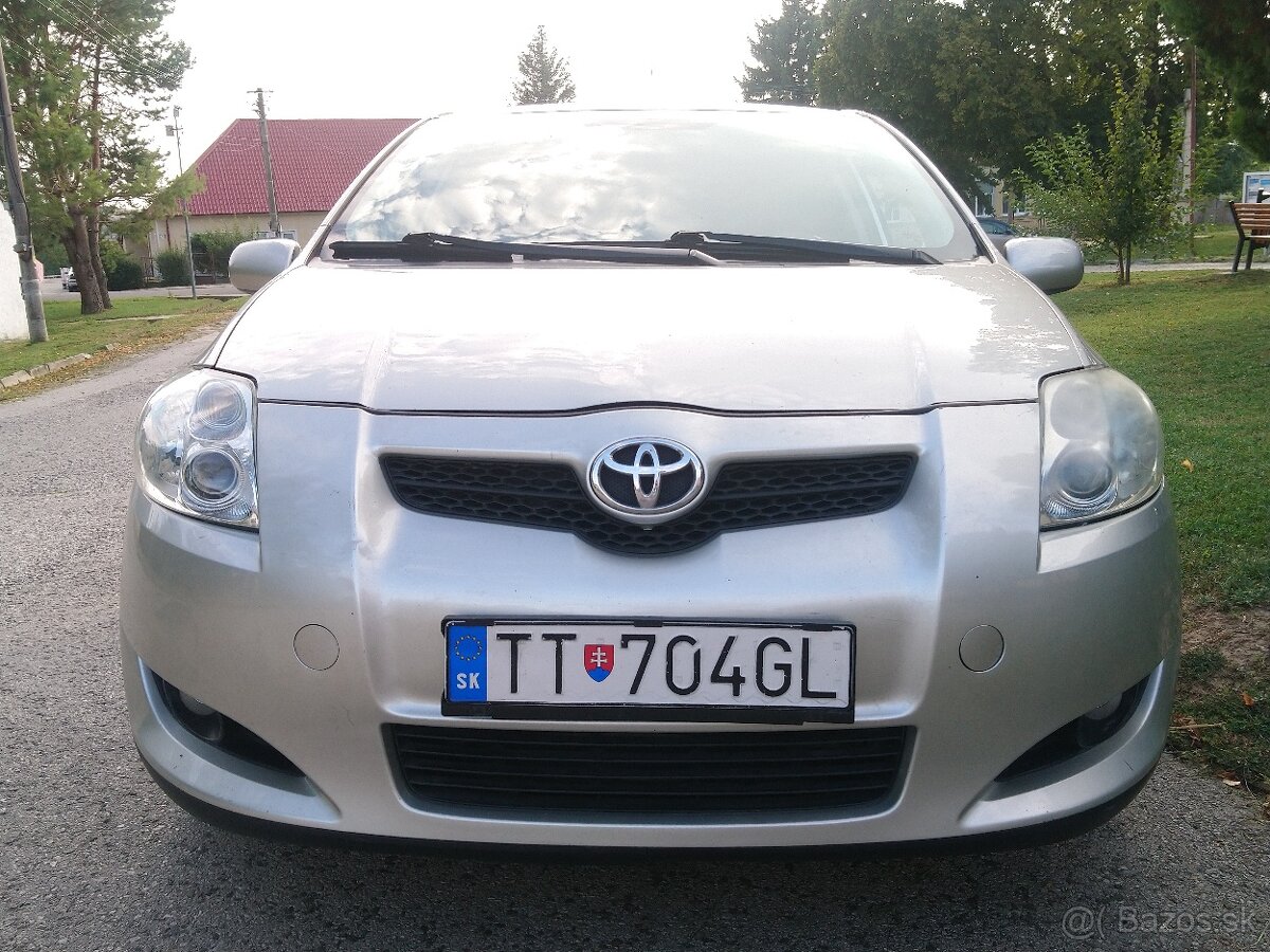 Toyota auris benzín