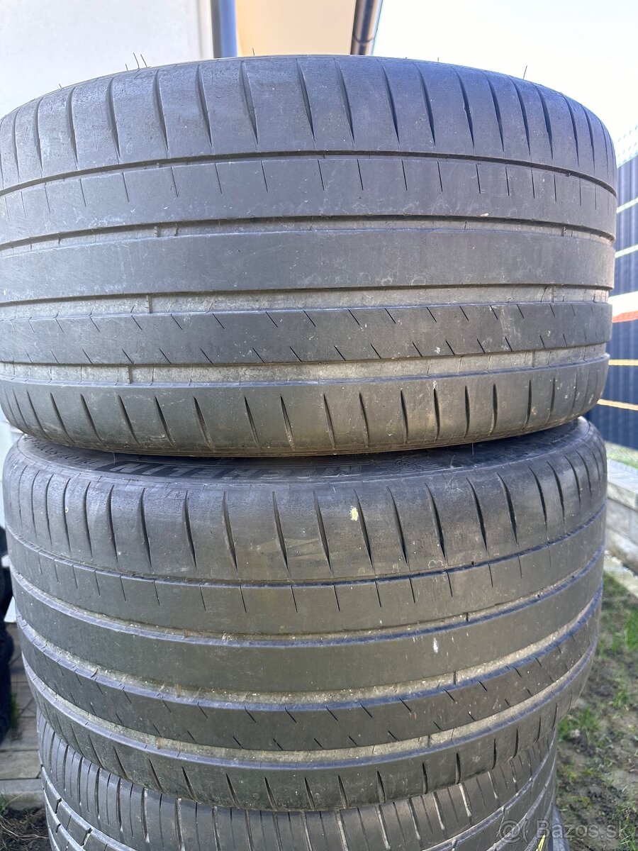 325/35 R22 Michelin