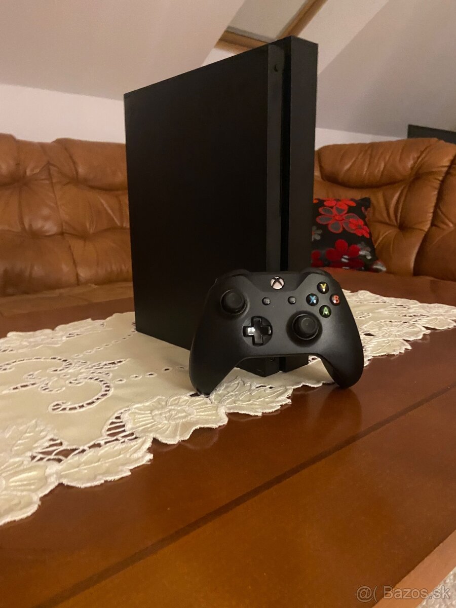 XBOX ONE X 1TB (4k) s krabicou + 5 hry