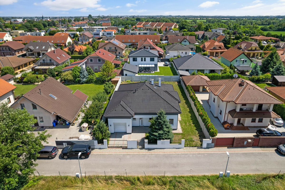 ROVINKA-výborný bungalov-ideálny pozemok-garáž-využiteľné po