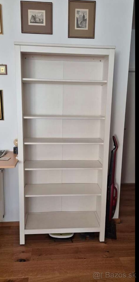 IKEA Hemnes knižnica