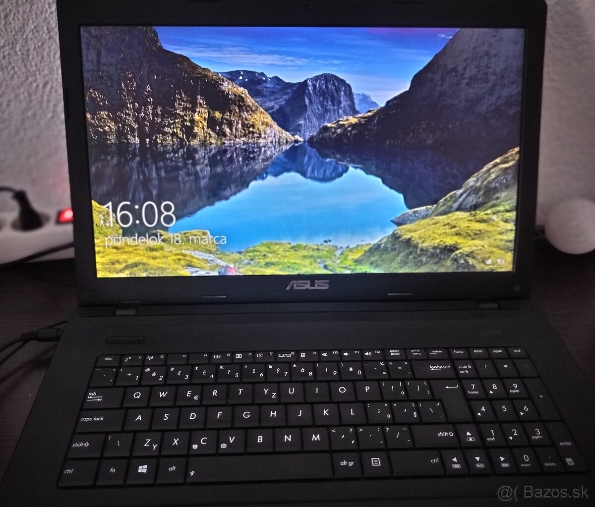 Predám notebook ASUS X75V s platným OS Windows 10.