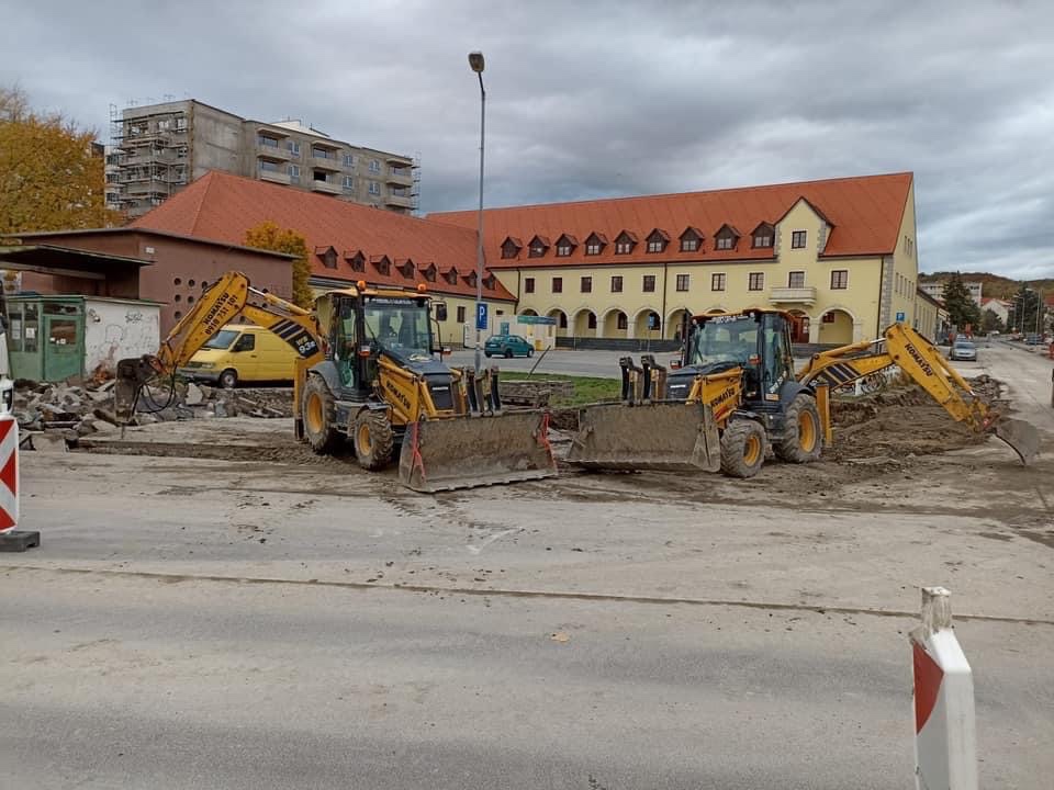 Strojník TRAKTORBAGER - Komatsu WB93R (páky)