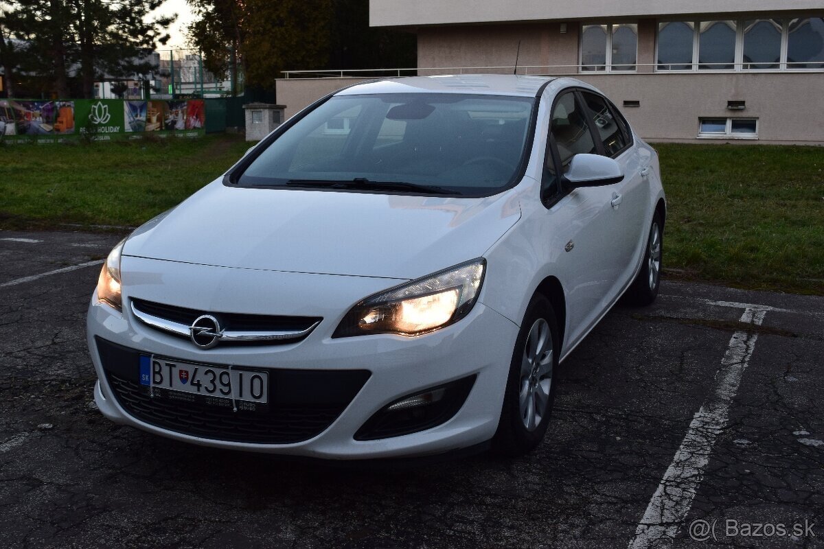 Opel Astra sedan benzín + LPG (fabrické)