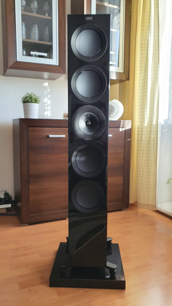 KEF R11