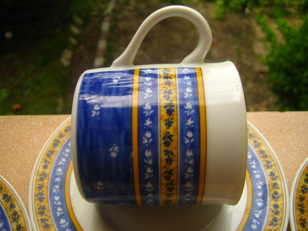 modré porcelánové šálky na kávu, na latte, na capuccino