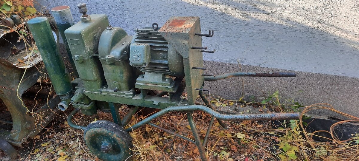 Historicka pumpa na vino/vodu na voziku el.pohon