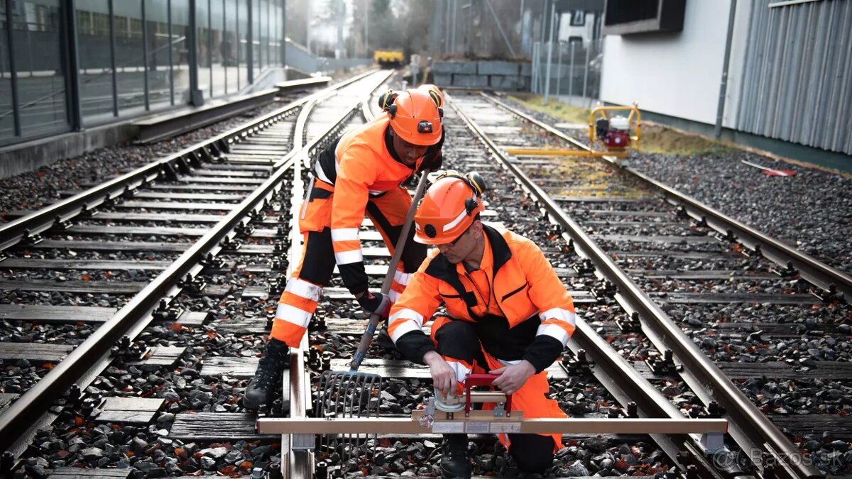 práca pri rekonštrukcii železničného zvršku