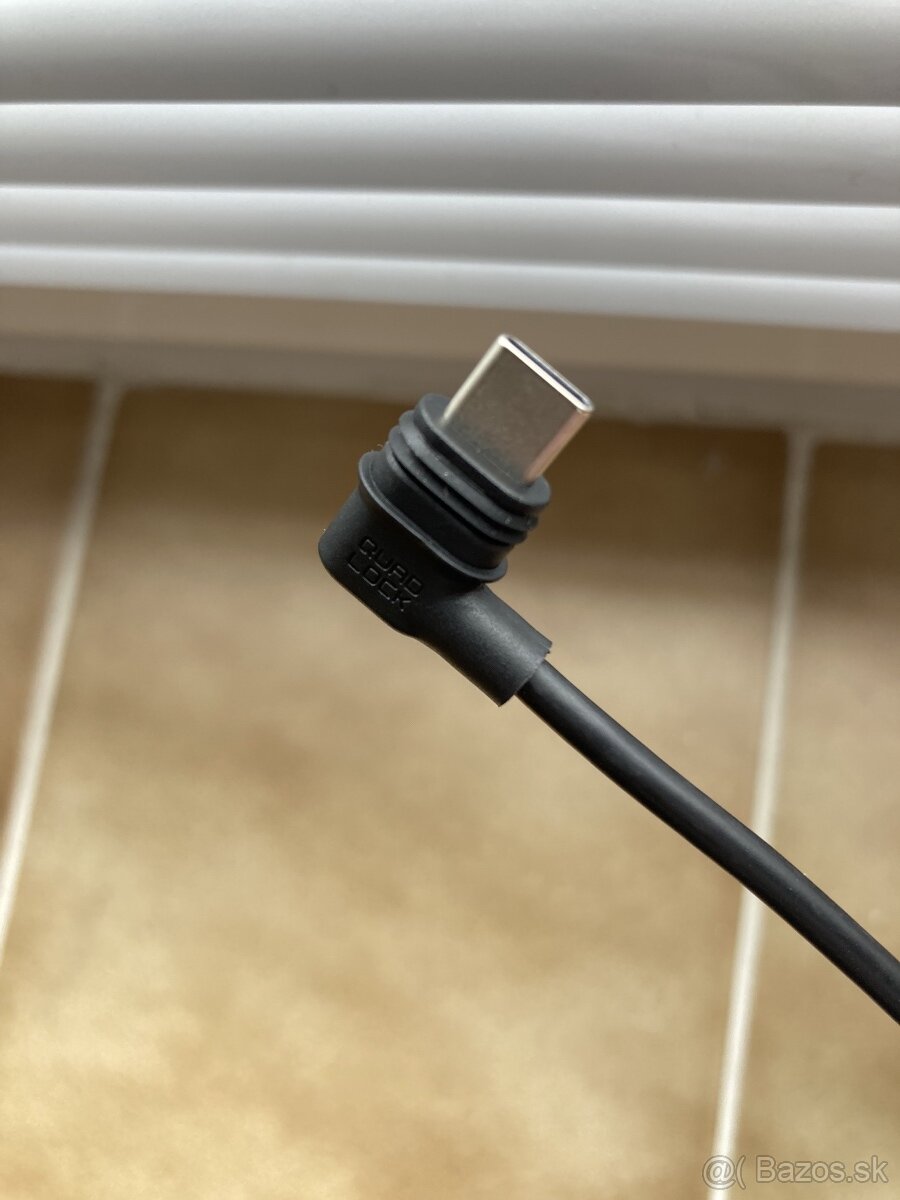 vodotesný nabíjací kábel s USB-C výstupom