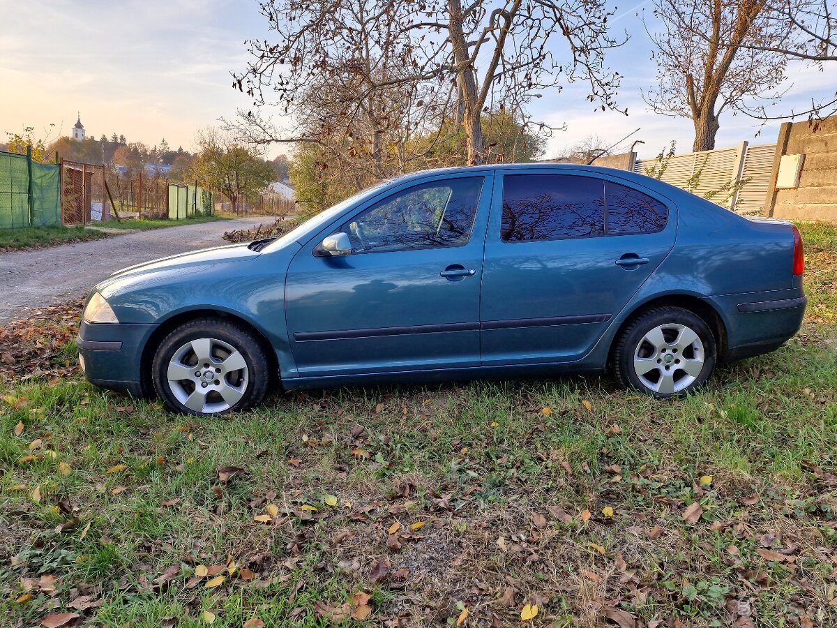 koda Octavia 1.9 tdi 77kw 105 ps sedan modrozelená METALIZA