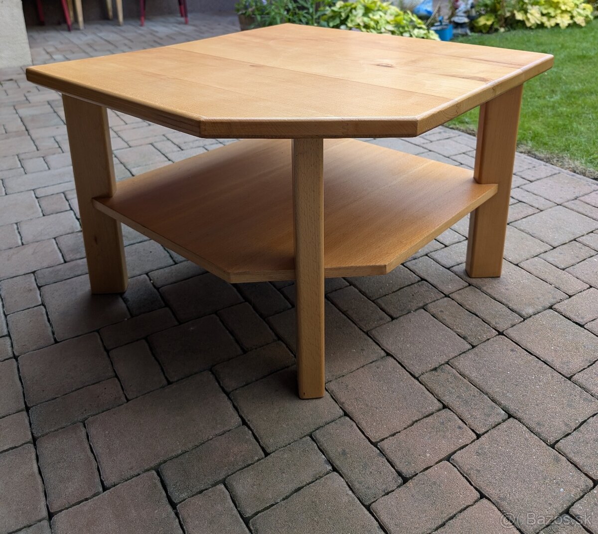 Konferenčný drevený stolík