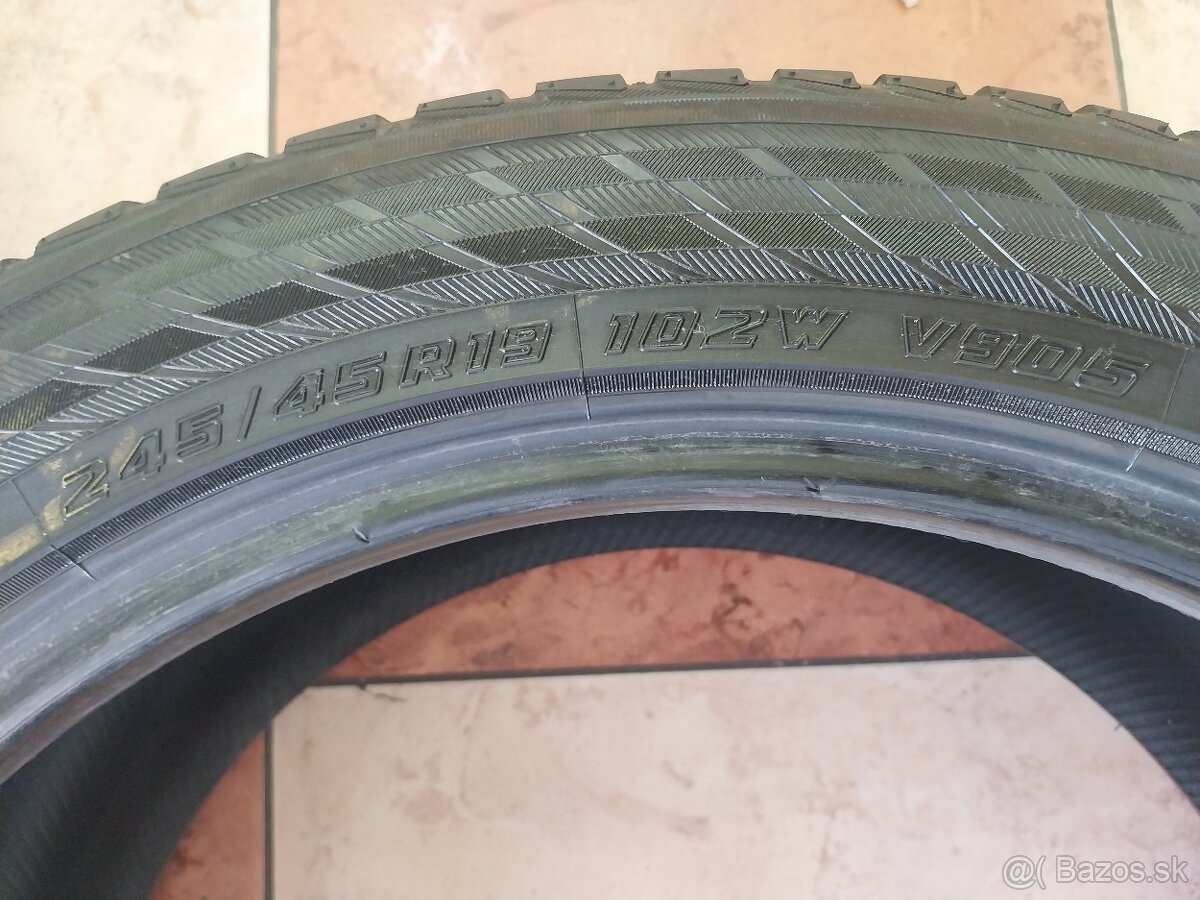 245/45 R19 ZIMNE