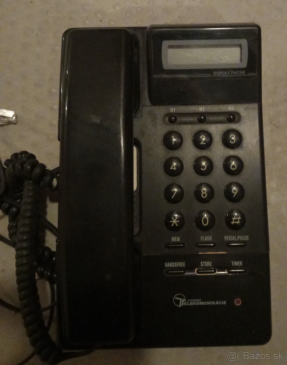 retro tlacitkovy telefon