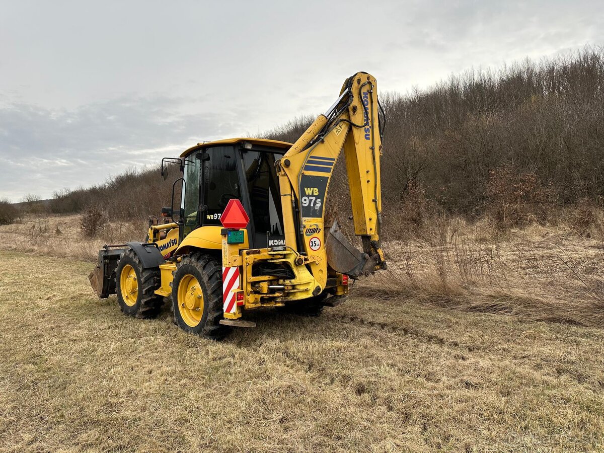 Práce s traktorbagrom komatsu