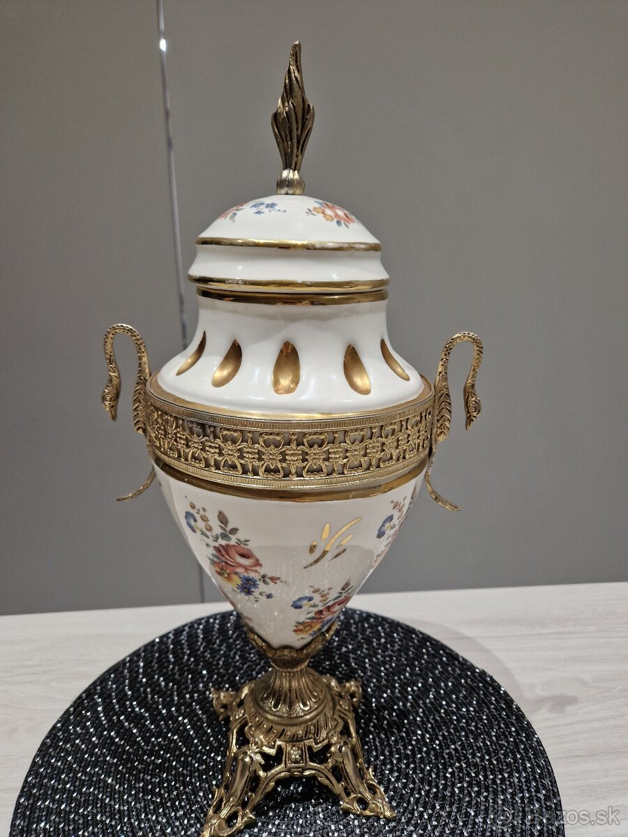 Krasna vaza ,porcelan ,bronz