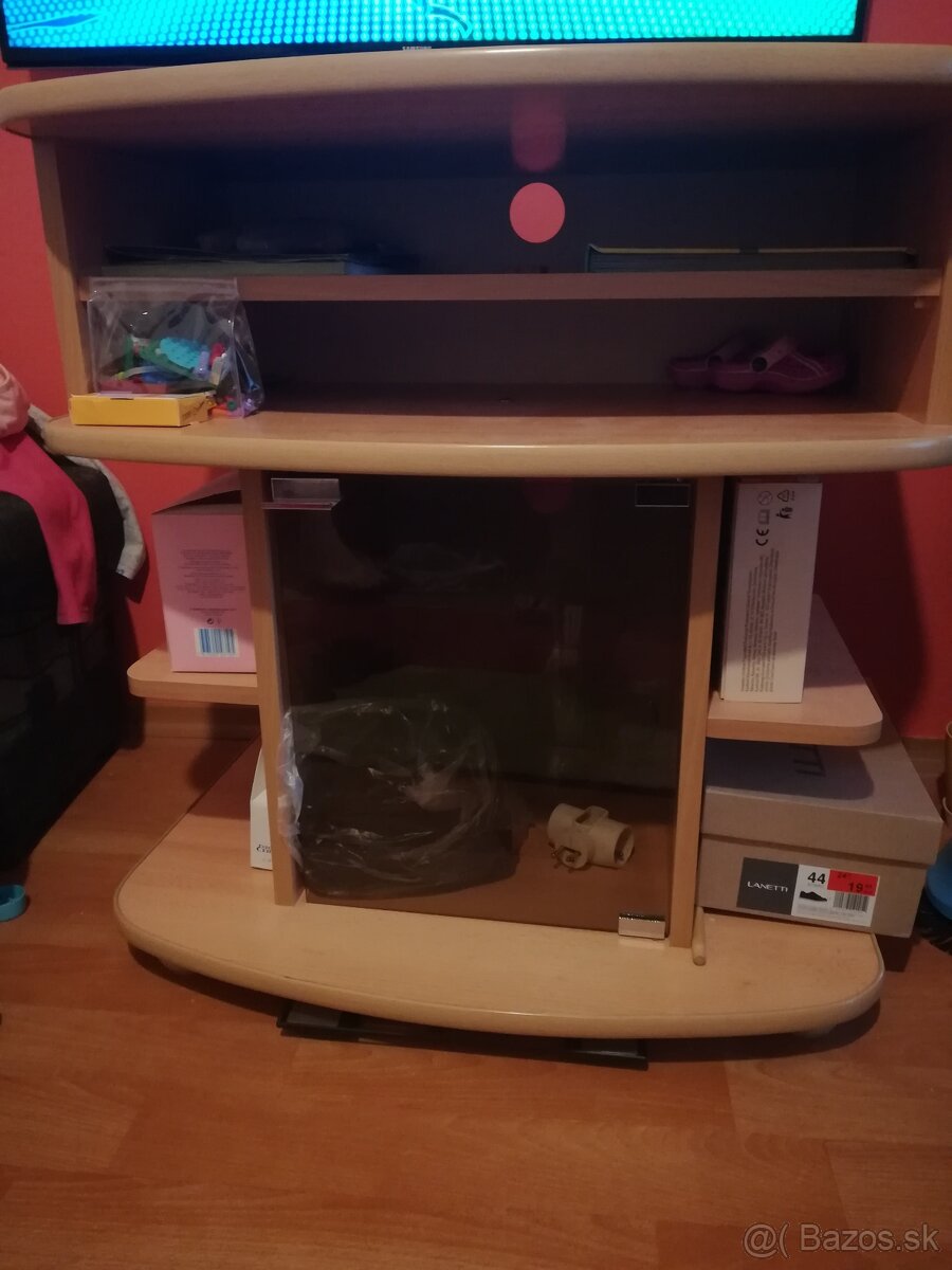 Stolík pod TV