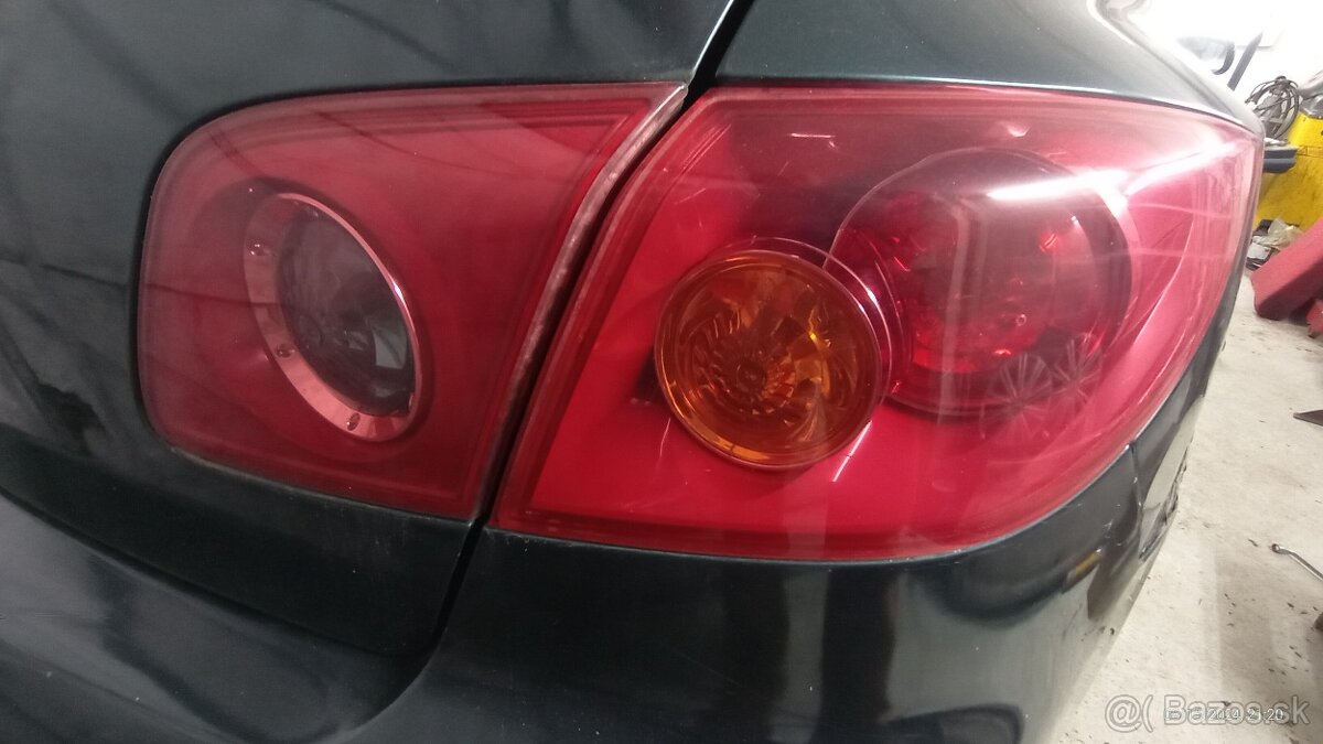 Mazda 3 rok2004  zadné svetlá, šoferove sedadlo,dvere spoluj