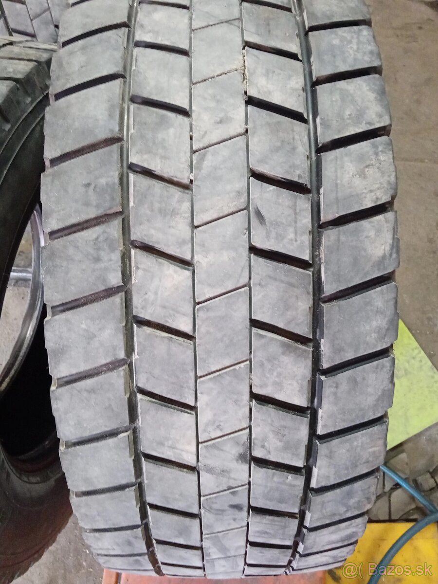 Predám nakladne pneumatiky 315/60r22.5