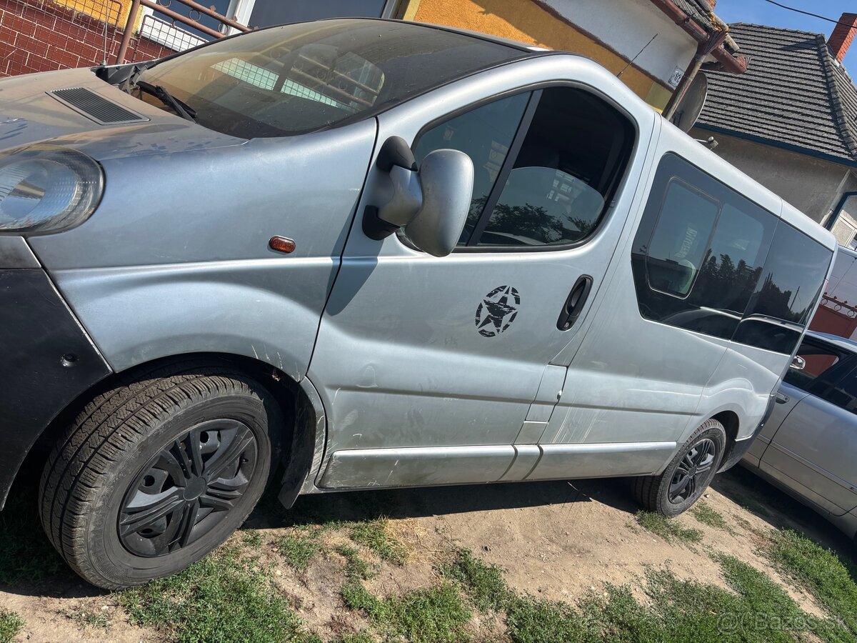 Predam Opel vivaro 2.5 DCTI