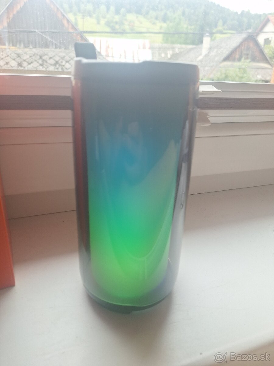 Rgb bezdrôtový reproduktor jbl