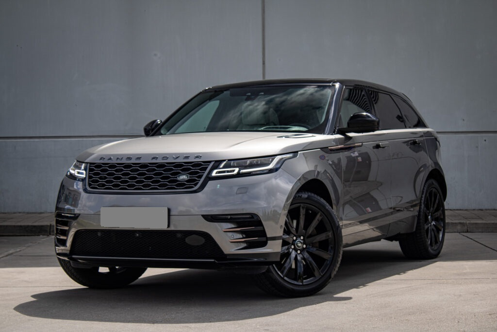 KRÁSNY BENZINOVÝ RANGE ROVER VELAR 3,0i V6 HSE P380