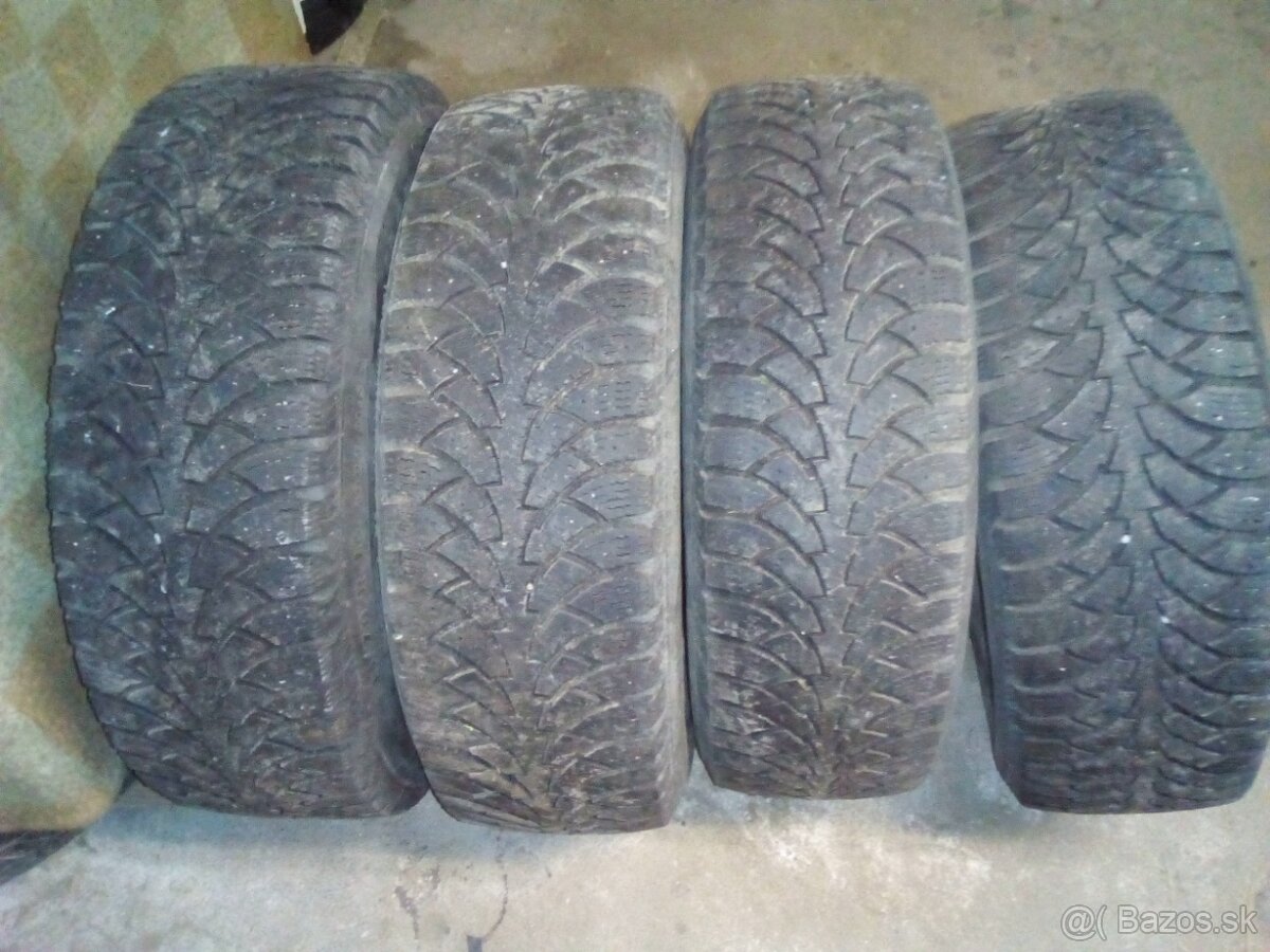 pneu  Godrich 215-75-15 a nokian 215-70-16 zimne