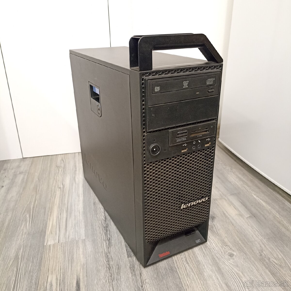 PC skrinka od Lenovo Thinkstation S20 ATX