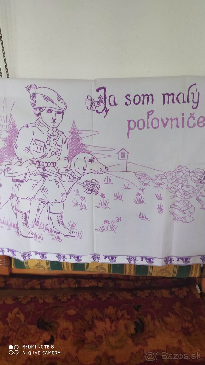 Dekorácie a sklo s poľovníckym motívom