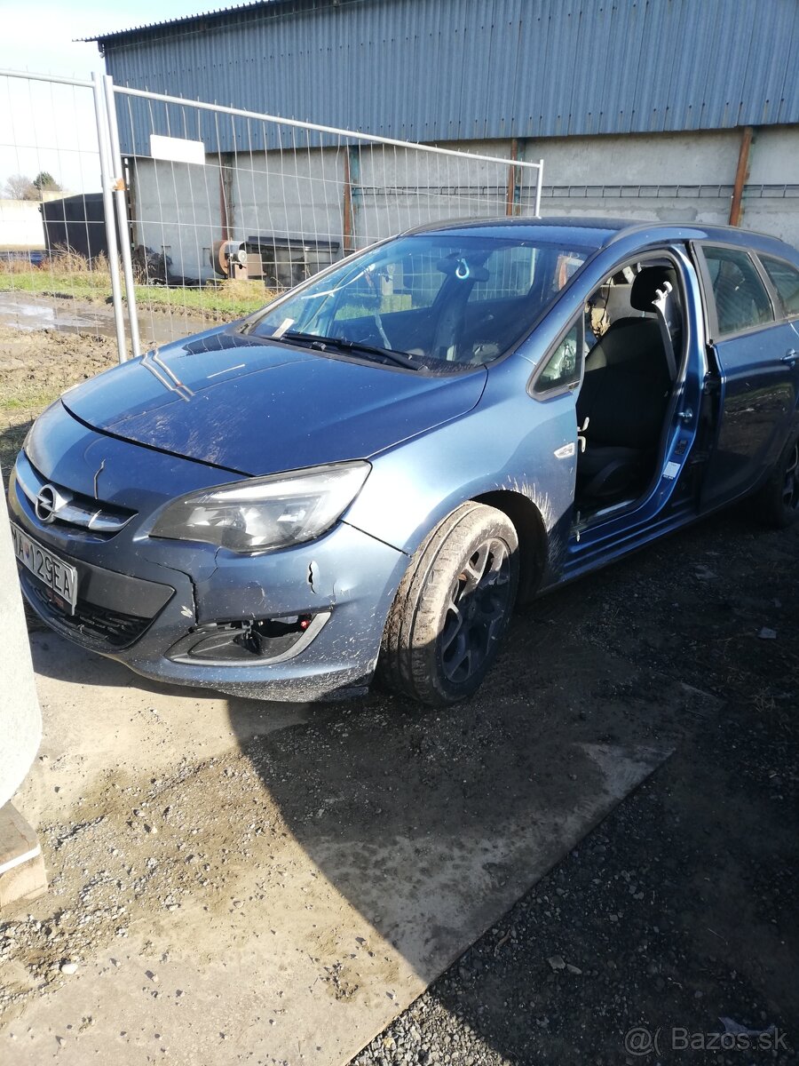 Rozpredám opel astra j 1,7CDTI 2013