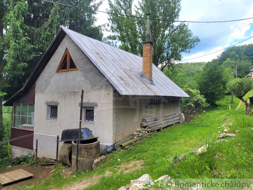 Rodinný dom v prírodnom prostredí na polosamote pred obcou