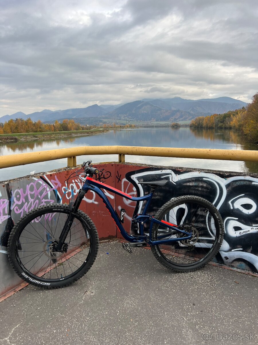 Celoodpružený bicykel Giant