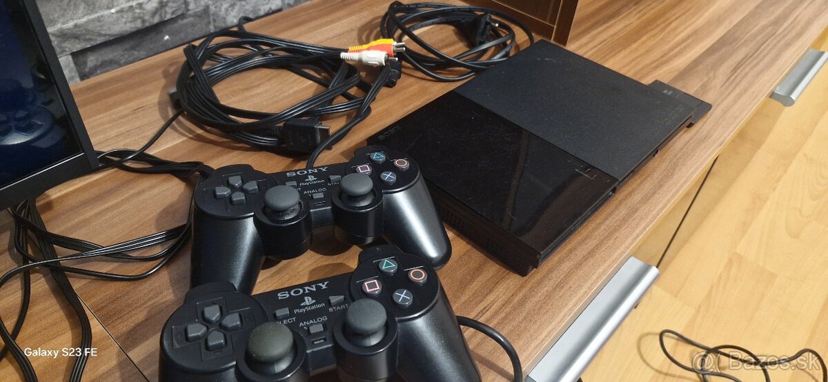 Predám Playstation 2  Slim + originál hry  + 2 Ovladače....