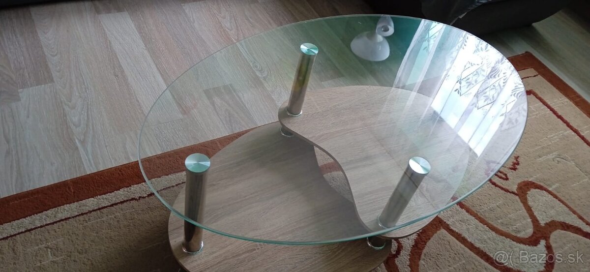 Skleneny stôl