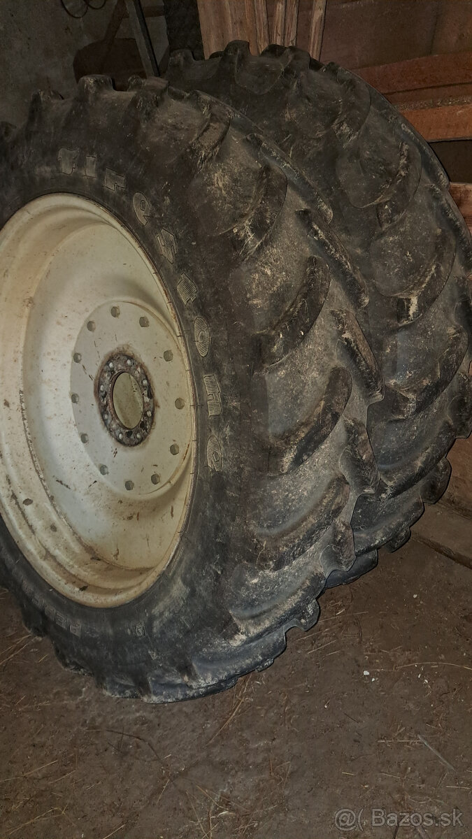 Pneumatiky s diskami 320/85R36 na traktor