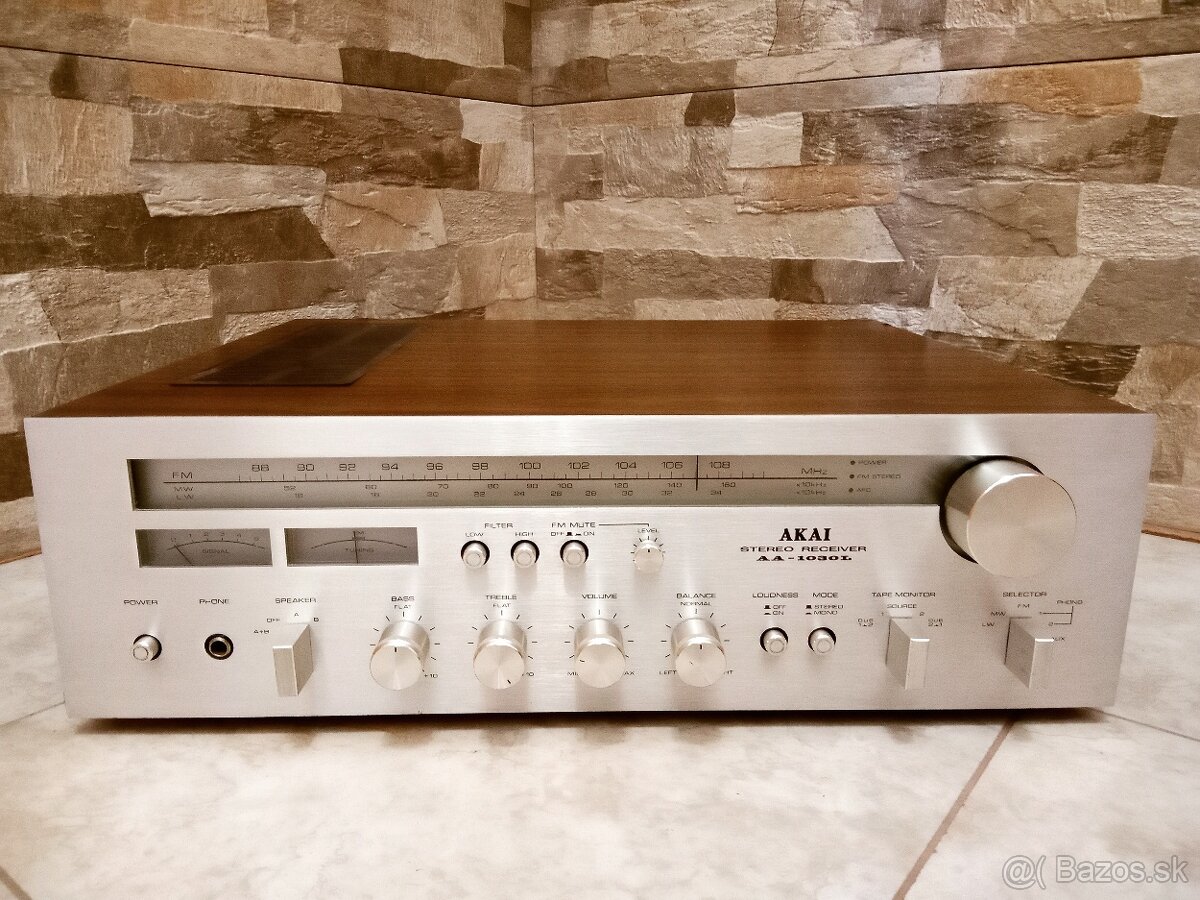 AKAI AA-1030