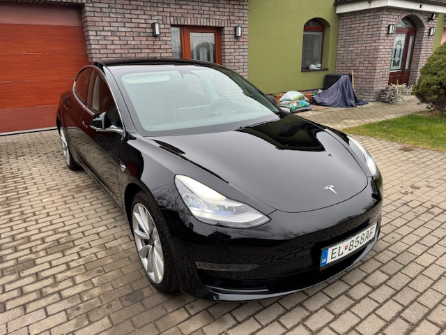 Tesla Model 3 LR 484PS AWD 19“ kolesá FSD 94 600 km, čierna