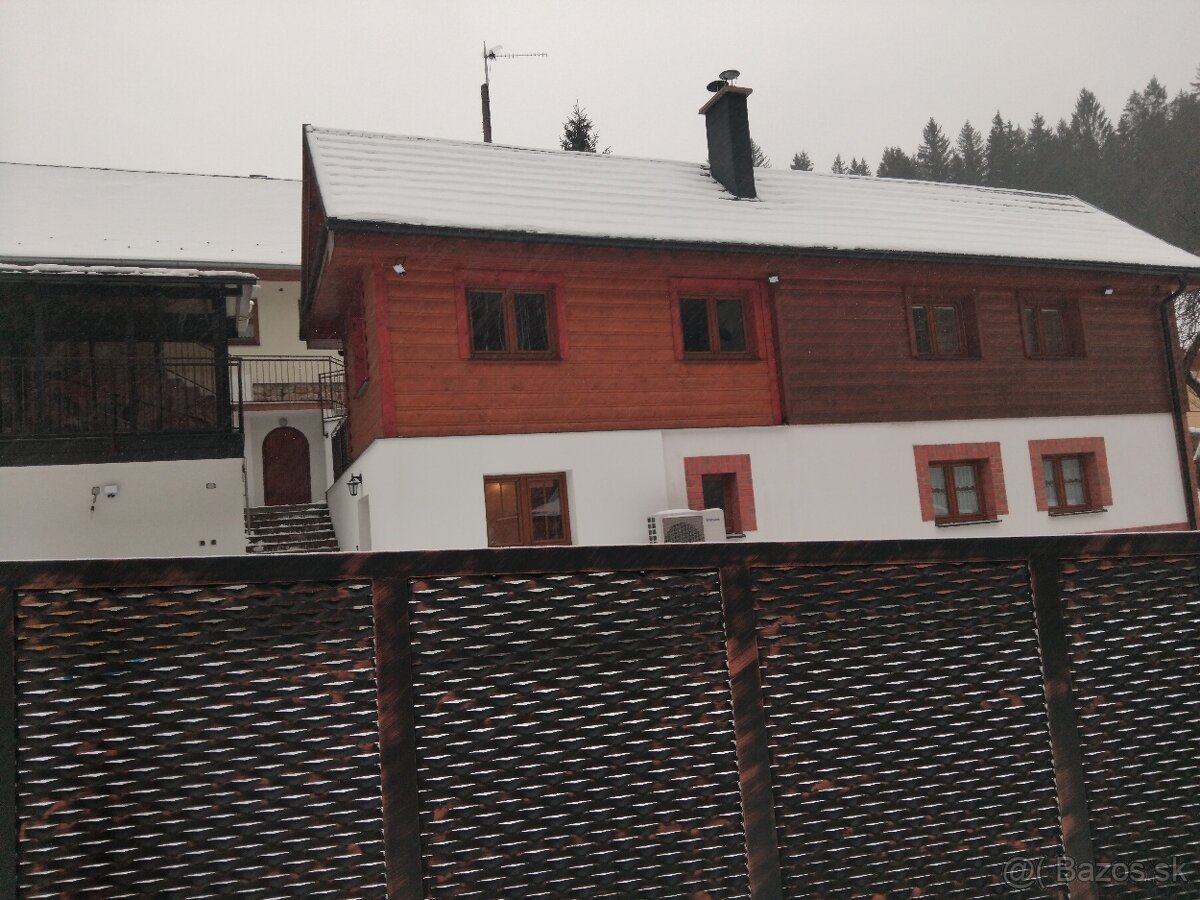 Rodinne sidlo dvoch chalúp vhodné  na podnikanie.Makov