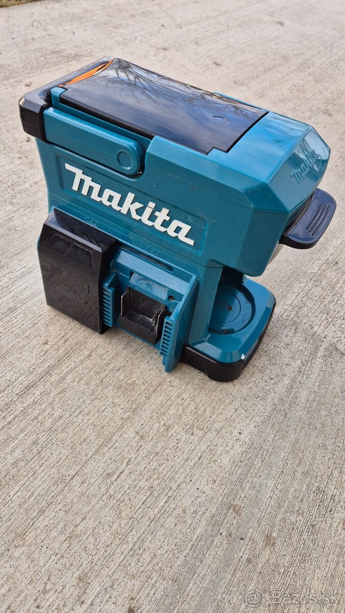 Kávovar Makita DCM501